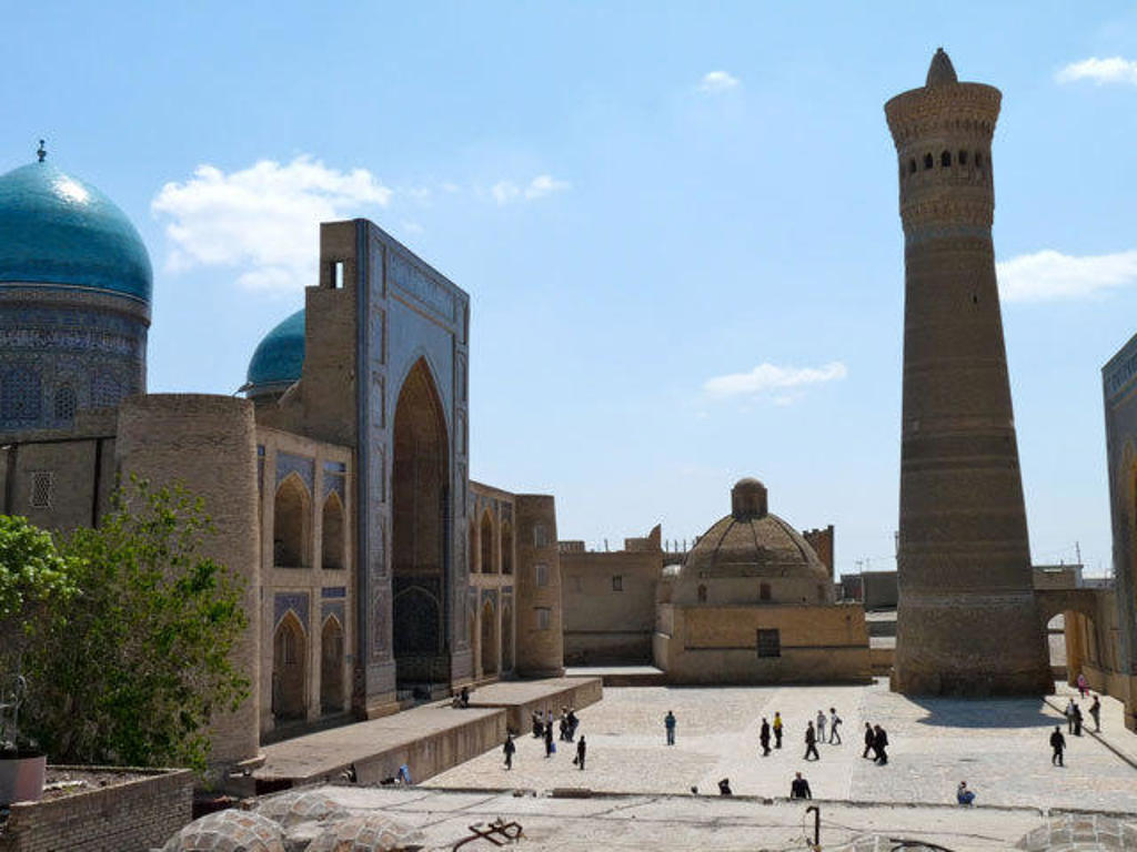 Kalon-minaret en moskeecomplex in Bukhara, Oezbekistan, tijdens groepsrondreis Oezbekistan.