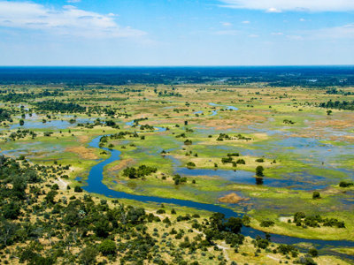 de Okavango Delta met kronkelende rivierarmen en groene moerassen op de route Kaapstad–Victoria Falls.