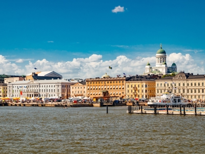 Haven en skyline van Helsinki met de witte Dom van Helsinki aan zee, tijdens Route Scandinavië.