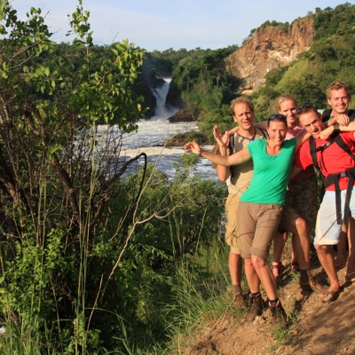 Groepsrondreis Oeganda: reizigers poseren bij de Murchison Falls aan de Nijl.