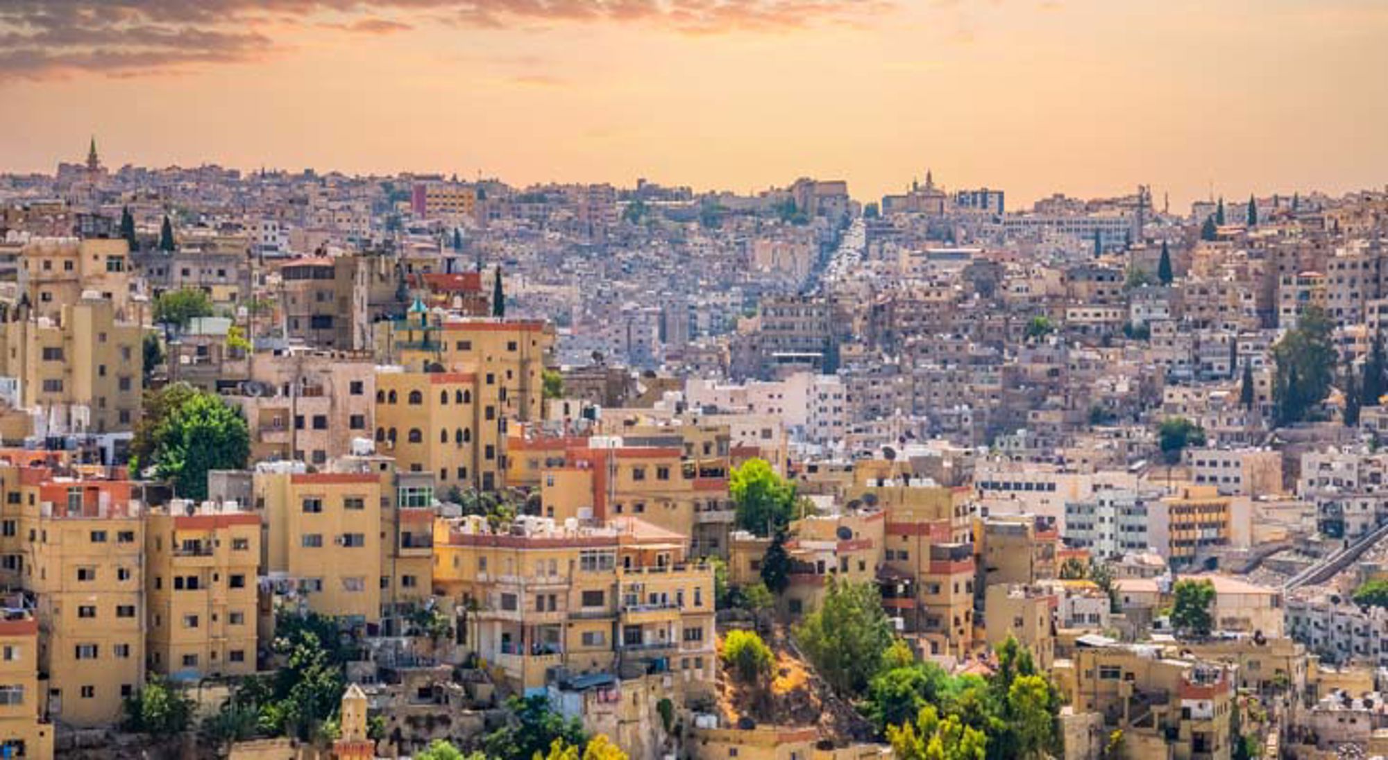 Panoramisch uitzicht op de ruïnes van Jerash in Jordanië, met Romeinse zuilen en bogen.
