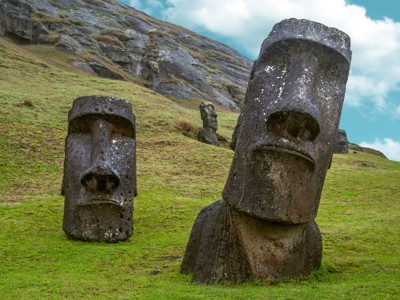 Moai-beelden op een groene heuvel op Paaseiland, onderdeel van de route Patagonië en Paaseiland.