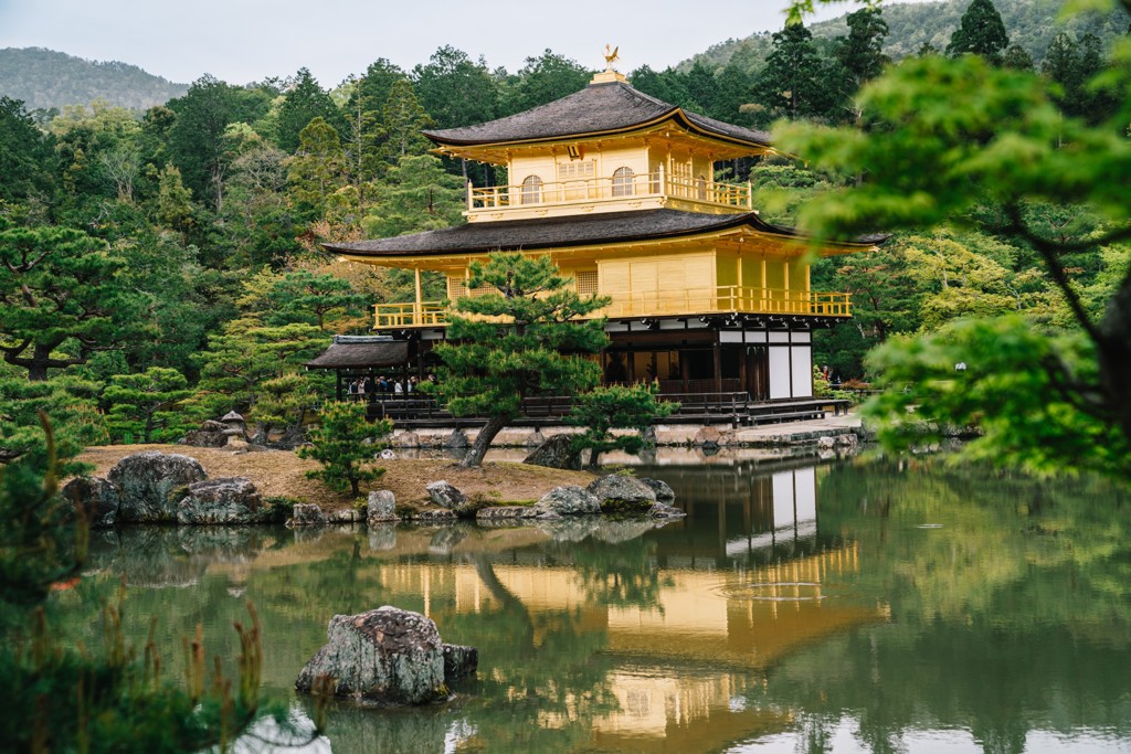 Gouden Paviljoen Kinkaku-ji in Kyoto, Japan, weerspiegeld in de vijver.