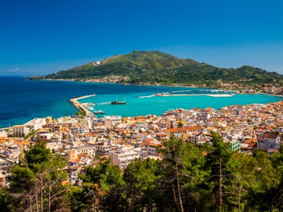 Uitzicht op de haven en kustplaats Zakynthos-stad met turquoise baai, tijdens de route door Griekenland.