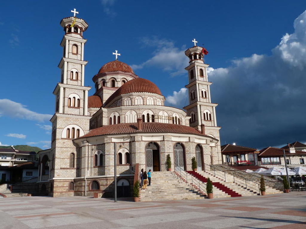 Orthodoxe kerk met koepels en klokkentorens in Albanië, gezien vanaf het plein.