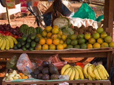 Fruitkraam met bananen, mango’s, sinaasappels en avocado’s tijdens de route Kenia en Tanzania.