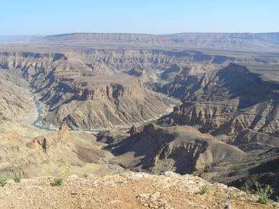 Uitzicht over de Fish River Canyon met de rivier kronkelend door het rotslandschap in Namibië.