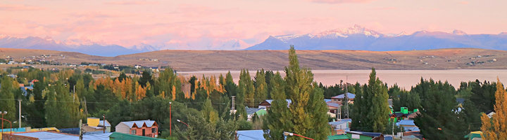 Uitzicht over El Calafate met Lago Argentino en de besneeuwde Andes op de achtergrond.