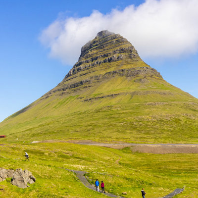 Groepsrondreis IJsland: wandelaars bij de berg Kirkjufell op het schiereiland Snæfellsnes.