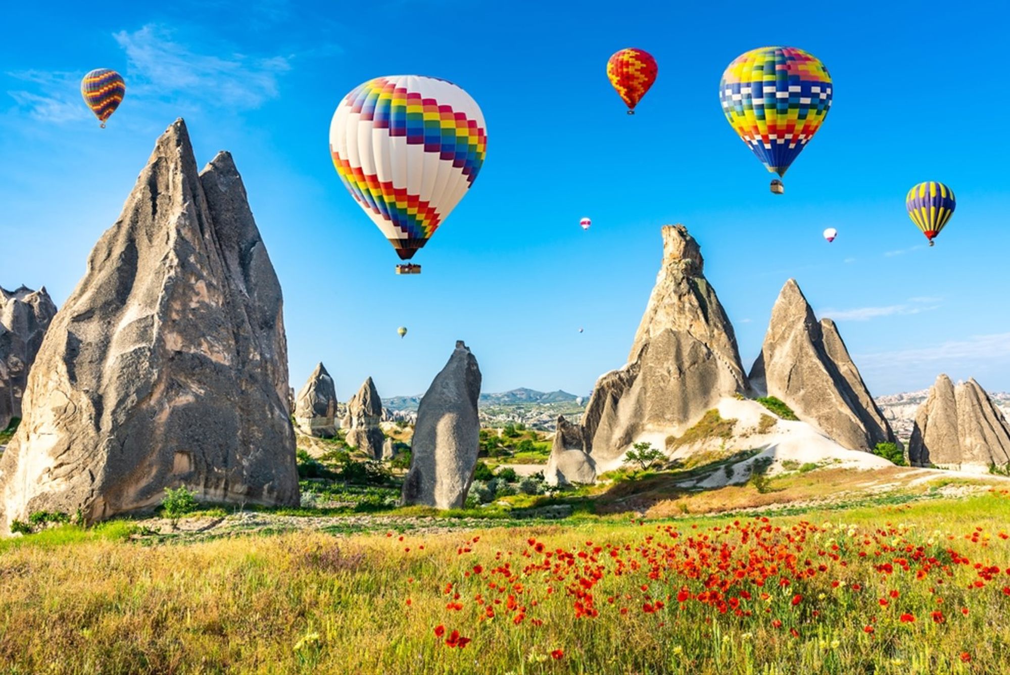 Luchtballonnen boven de rotsformaties van Cappadocië in Turkije.
