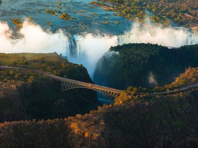 Victoria Falls met de Victoria Falls Bridge over de Zambezi en opstijgende nevel.