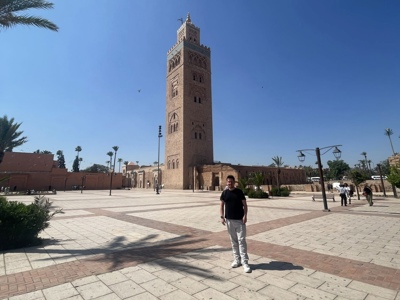 Koutoubia-moskee met hoge minaret op het plein in Marrakech, tijdens de Route Marokko.