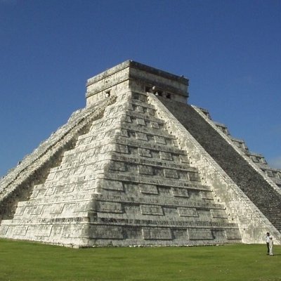 Piramide van Kukulcán in Chichén Itzá, een hoogtepunt van een familiereis door Mexico.