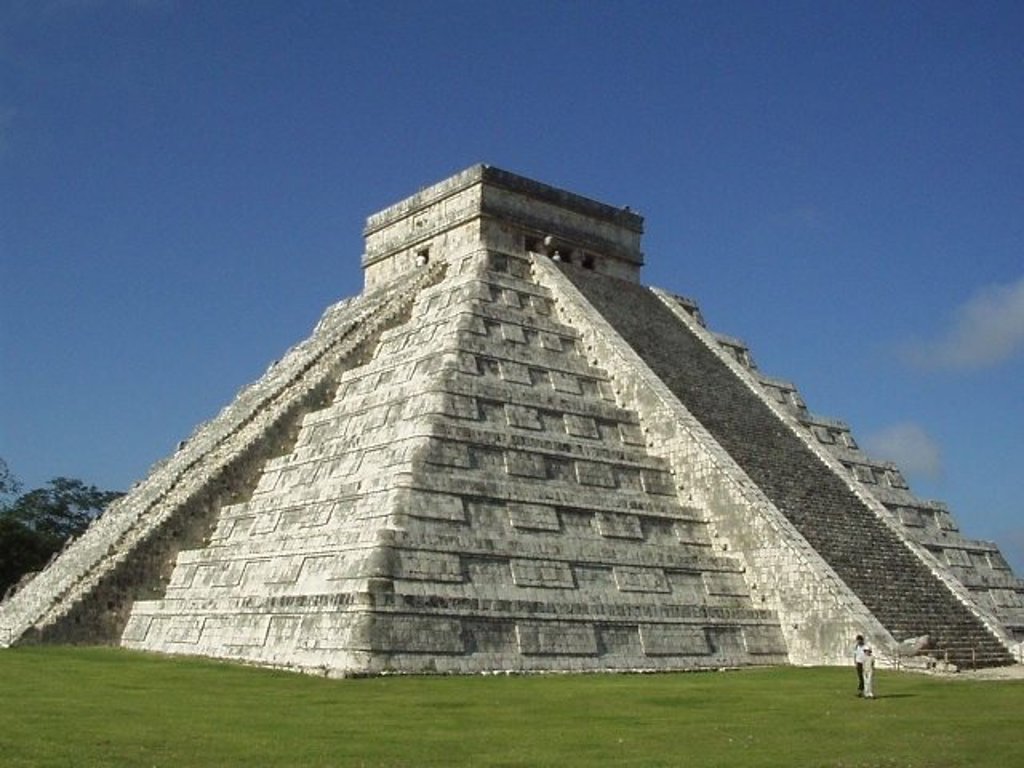 Piramide van Kukulcán in Chichén Itzá, een hoogtepunt van een familiereis door Mexico.