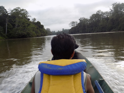 Boottocht over de rivier door het regenwoud van Kalimantan tijdens de Route Kalimantan.