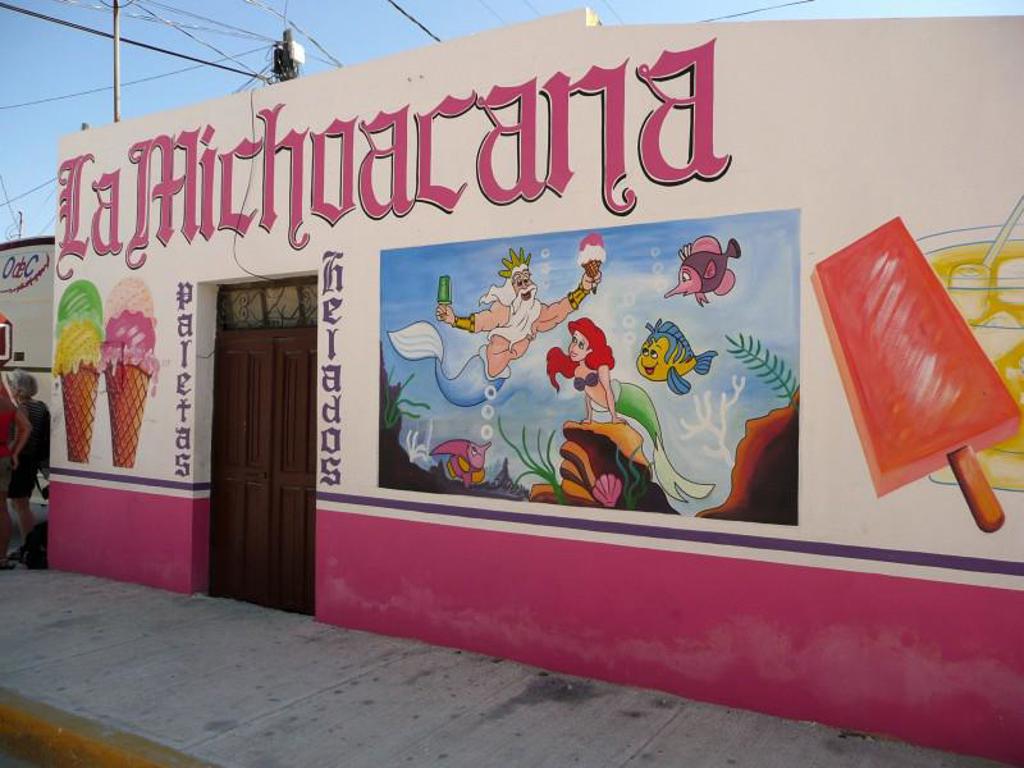 Gevel van La Michoacana in Mexico met kleurrijke muurschildering en ijsillustraties.