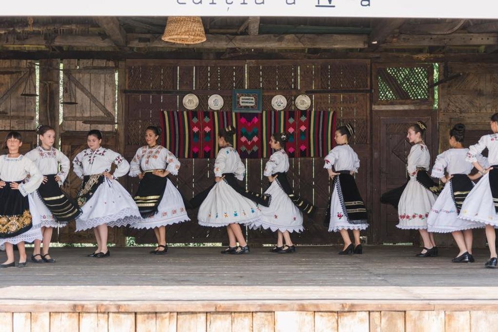 Traditionele Roemeense dansers in klederdracht tijdens een optreden.