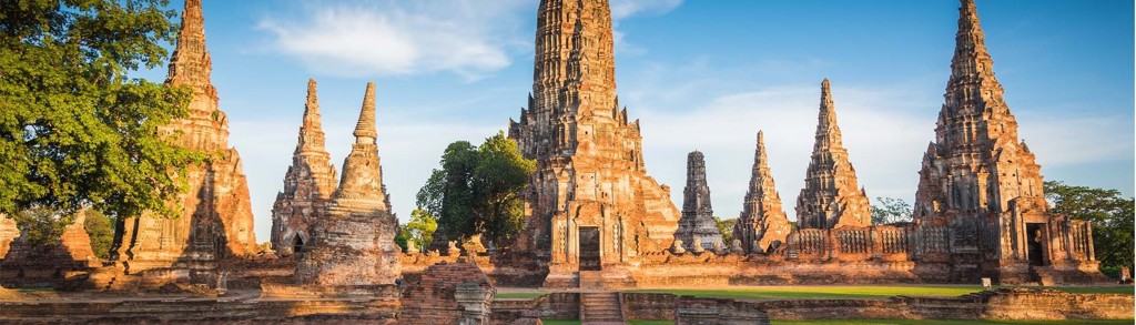Tempelruïnes en pagodes in Ayutthaya, hoogtepunt van een familiereis door Thailand.