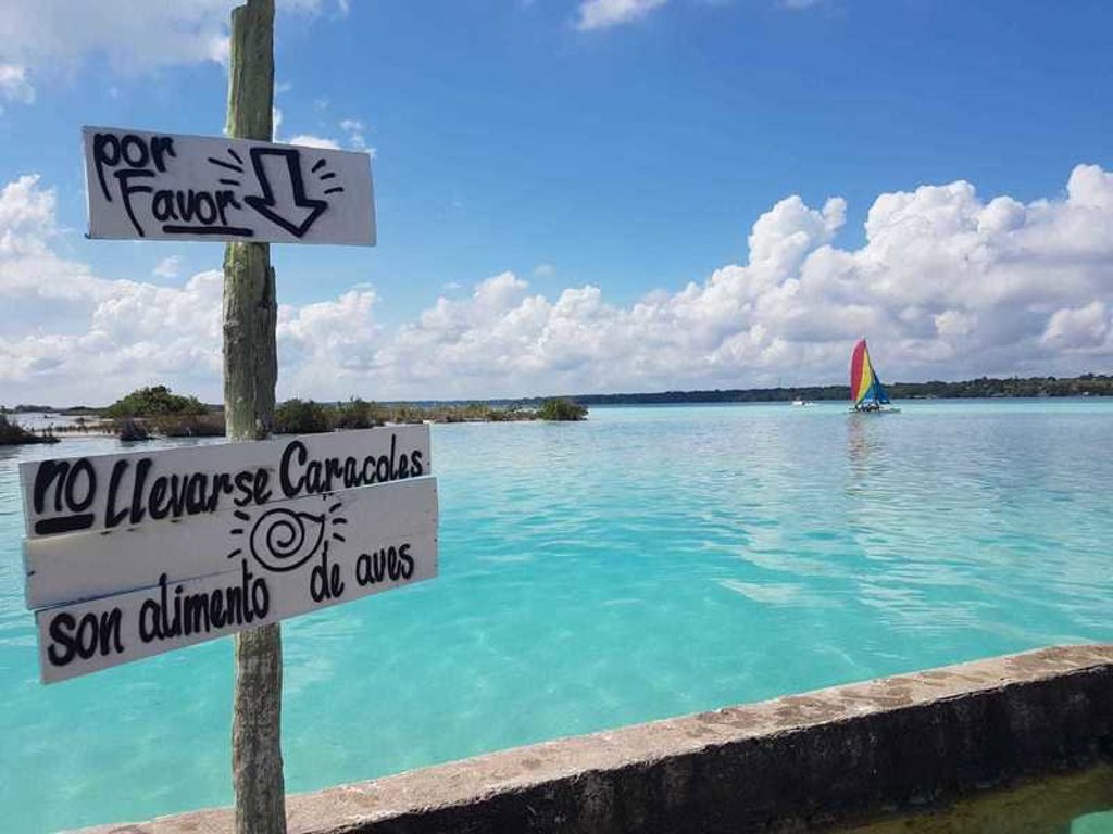 Verkeersbord met een hand die naar rechts wijst langs de weg in Mexico.