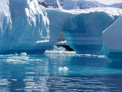 Blauwe ijsbergen en drijvend ijs in de Antarctische wateren tijdens de Route Antarctica.