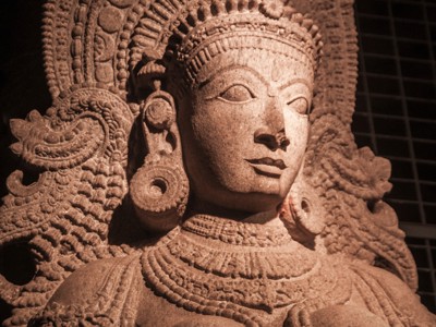 Detail van een stenen tempelbeeld met rijk versierde kroon, Route Zuid-India.