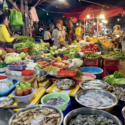 Tuk-tuk in Phnom Penh tijdens een foodtour langs lokale eetstalletjes.