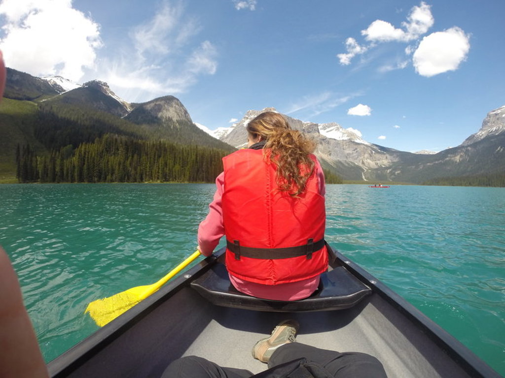 Kanovaren op een turquoise bergmeer in de Canadese Rockies tijdens familiereis Canada West.