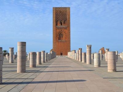 Hassan-toren in Rabat met zuilen op het plein, Route Marokko.