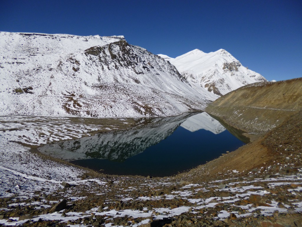 Sneeuwbergen weerspiegeld in een bergmeer in Ladakh, India, tijdens de groepsrondreis Spiti & Ladakh.