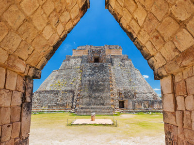 Piramide van Uxmal in Mexico, gezien door een stenen boog tijdens de Familiereis Mexico Route Ruta Maya.