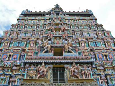 Kleurrijke gopuram van een Zuid-Indiaas hindoetempel, rijk versierd met beelden.