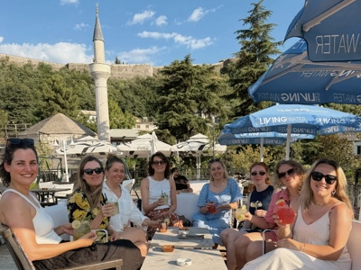 Drankjes in Gjirokastër tijdens 22-35ers groepsrondreis Albanië.