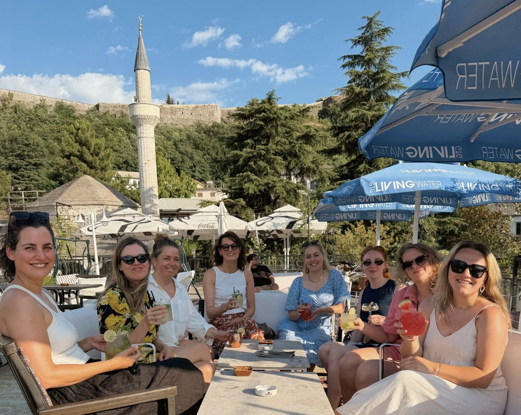 Drankjes in Gjirokastër tijdens 22-35ers groepsrondreis Albanië.