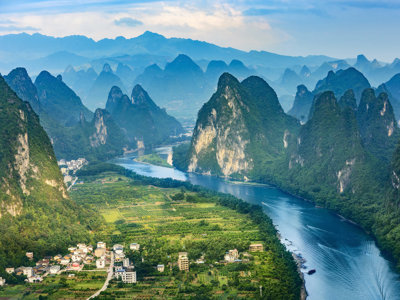 Karstbergen en rivierlandschap bij Guilin in China, route van de familiereis China.