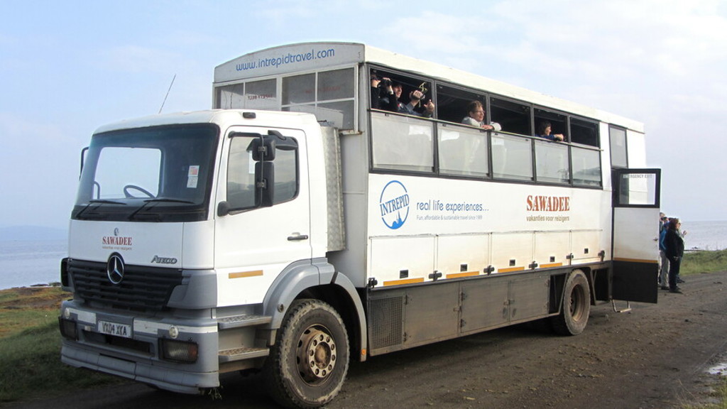Overland truck met reizigers tijdens 22-35ers groepsrondreis Kenia & Tanzania.