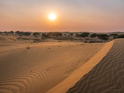 Zonsondergang boven de zandduinen van de Tharwoestijn in Noord-India.