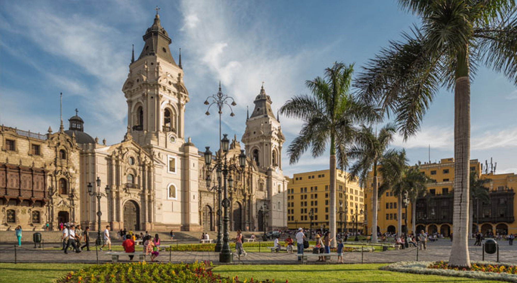 Plaza Mayor in Lima met de Kathedraal van Lima en palmbomen op een zonnige dag.