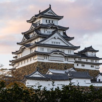 Traditioneel Japans kasteel met meerdere daken, gezien vanaf beneden tijdens een familiereis door Japan.