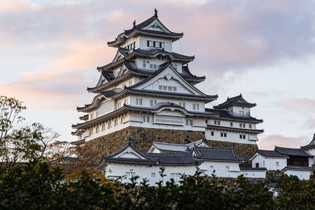 Traditioneel Japans kasteel met meerdere daken, gezien vanaf beneden tijdens een familiereis door Japan.