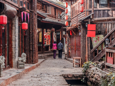 Traditionele straat in China met houten huizen en rode lantaarns, tijdens groepsrondreis China Route China.