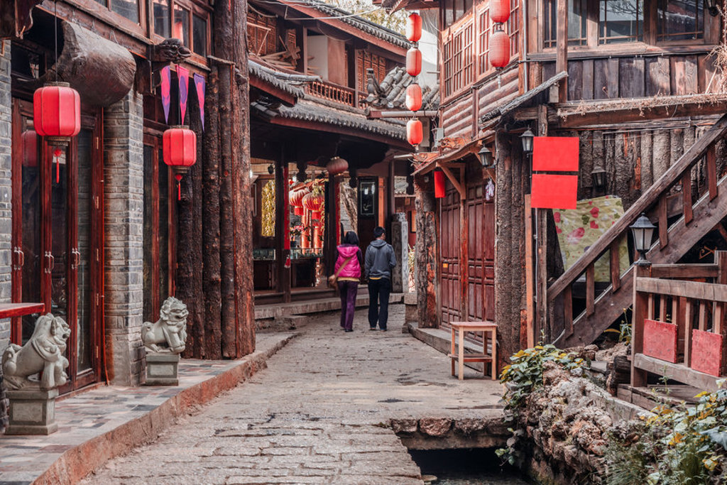 Traditionele straat in China met houten huizen en rode lantaarns, tijdens groepsrondreis China Route China.