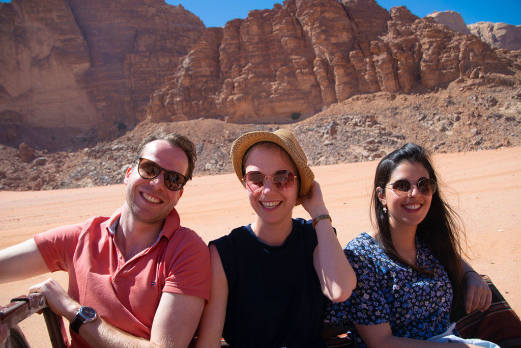 Drie jonge reizigers in de Wadi Rum-woestijn, tijdens een 22-35ers reis Jordanië.