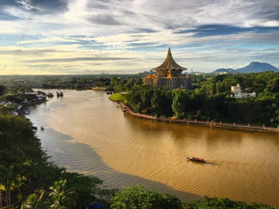 Uitzicht op de Sarawak-rivier met het State Legislative Assembly-gebouw in Kuching, Borneo.