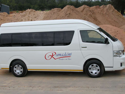 Witte minibus voor transfers en tours in Zuid-Afrika.