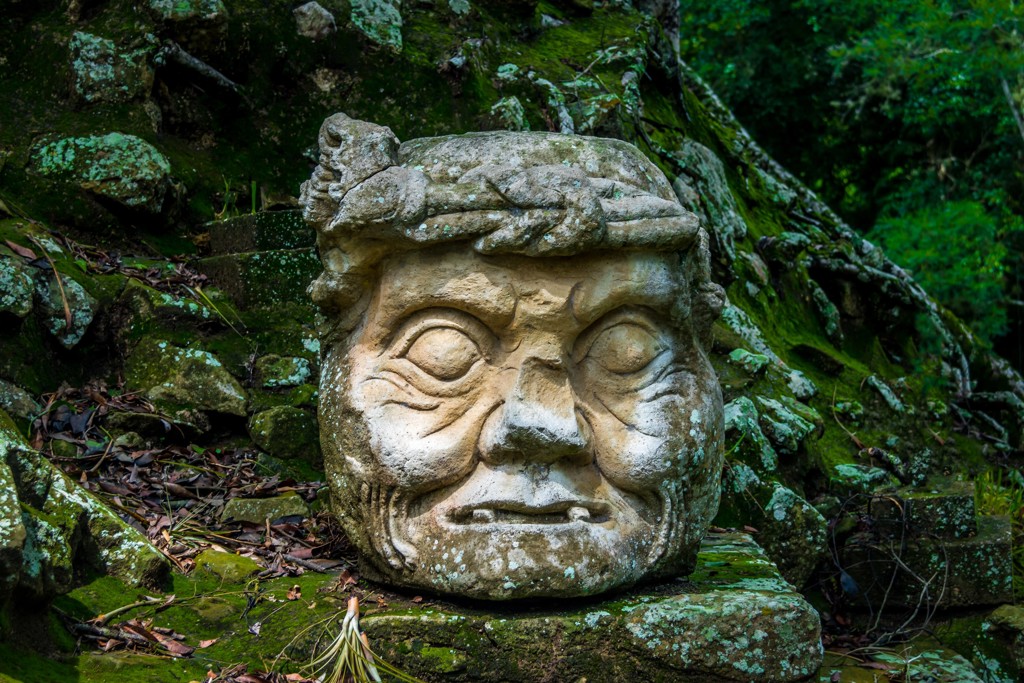 Stenen beeldhouwwerk in de jungle tijdens 22-35ers reis Guatemala, Honduras en El Salvador.