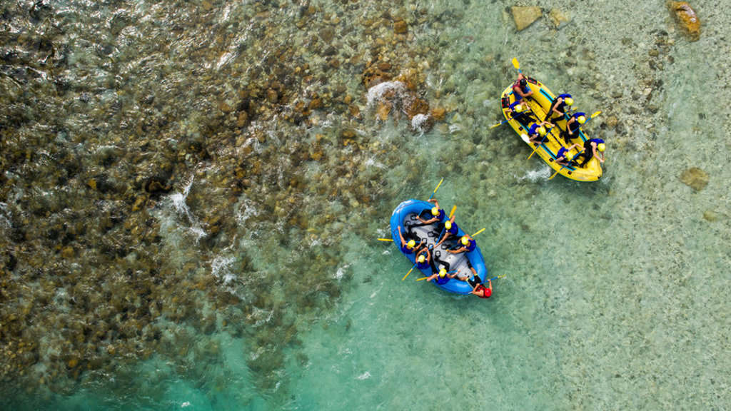 Rafting met twee boten op een heldere rivier in Slovenië tijdens een groepsrondreis.