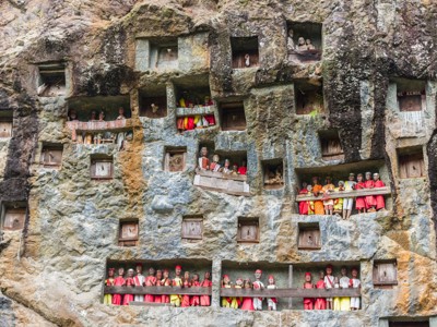 Rotsgraven met tau tau-figuren bij de Toraja in Sulawesi, Indonesië.