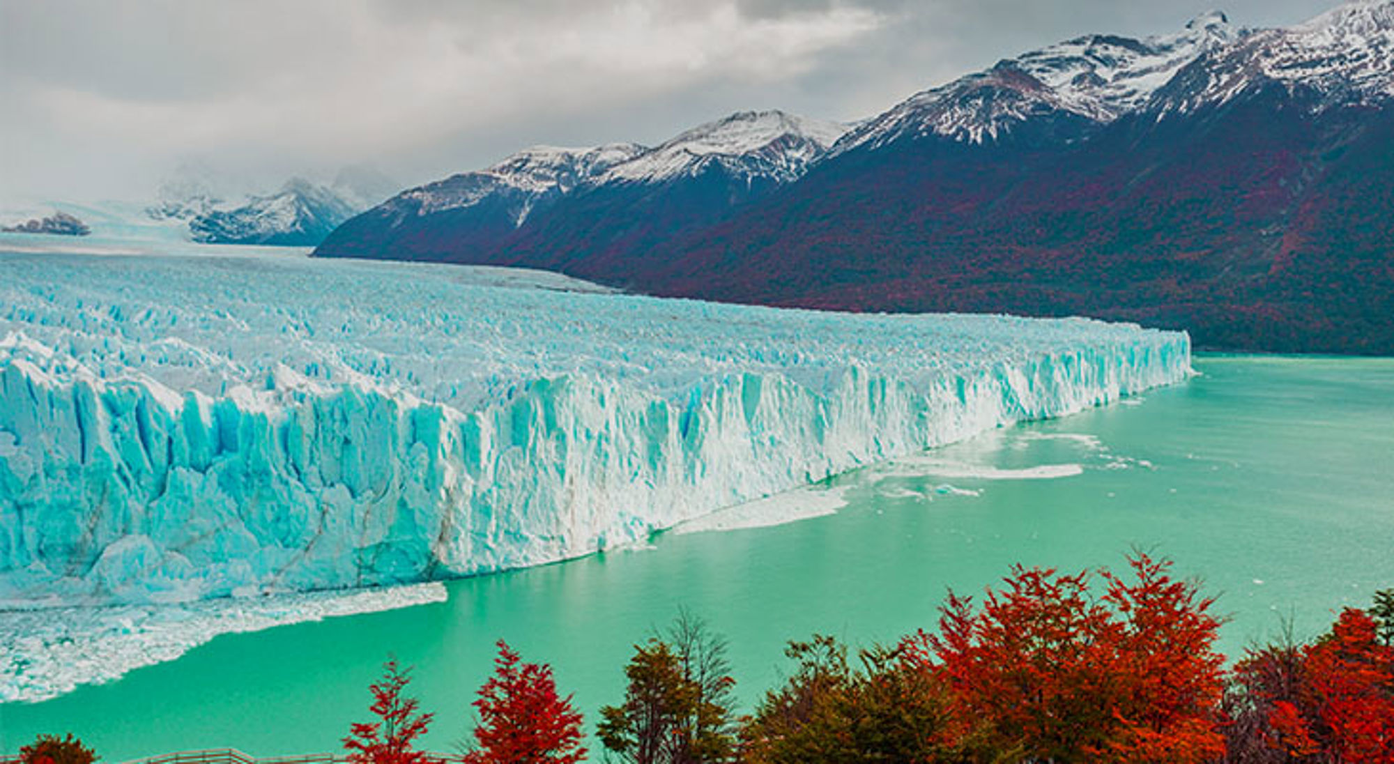 Perito Moreno-gletsjer in Patagonië met turquoise meer en besneeuwde bergen op de achtergrond.