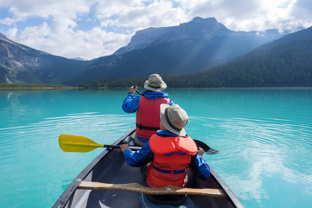 Kanovaren op een turquoise bergmeer in de Canadese Rockies tijdens Familiereis Canada West.