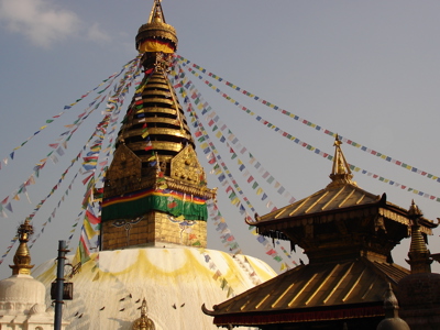 Boudhanath-stoepa in Kathmandu met kleurrijke gebedsvlaggen, Nepal.